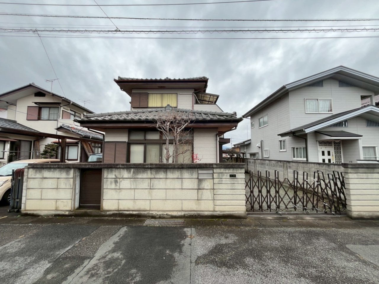 【外観】接道の幅員は6ｍ！通りも少ないのでゆっくり駐車できます♪