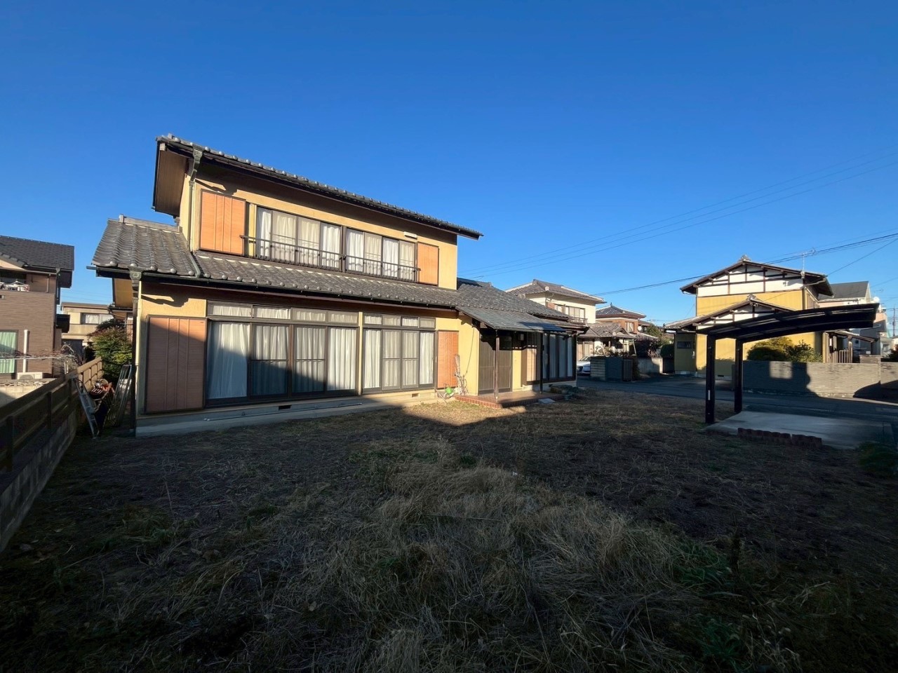 【外観】お庭で車いじりや、BBQなど色々楽しめます♪