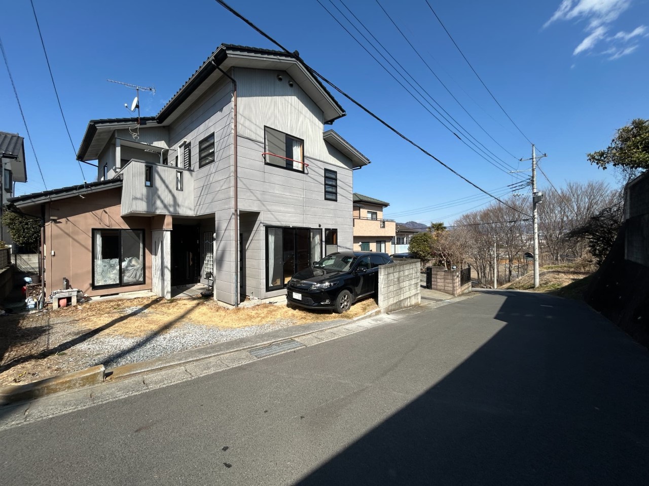 【外観】接道の幅員は5.3ｍ。車通りも少ないのでゆっくり駐車できます♪