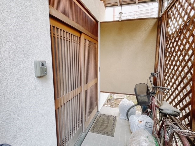 【玄関】木目調の趣のある玄関です♪