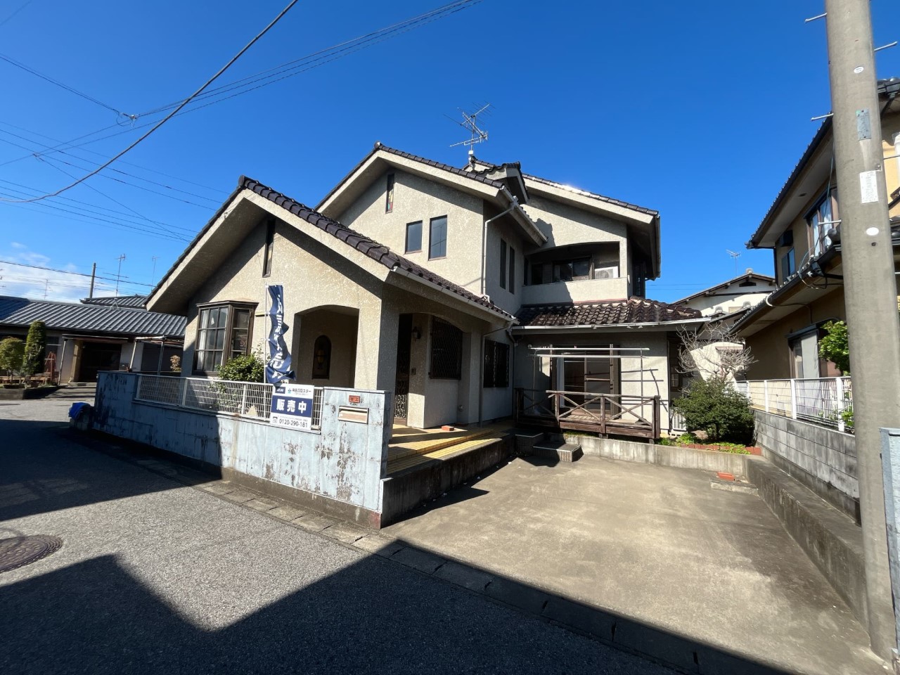 【外観】駐車スペースは南側に2台分、北側に1台分ございます♪