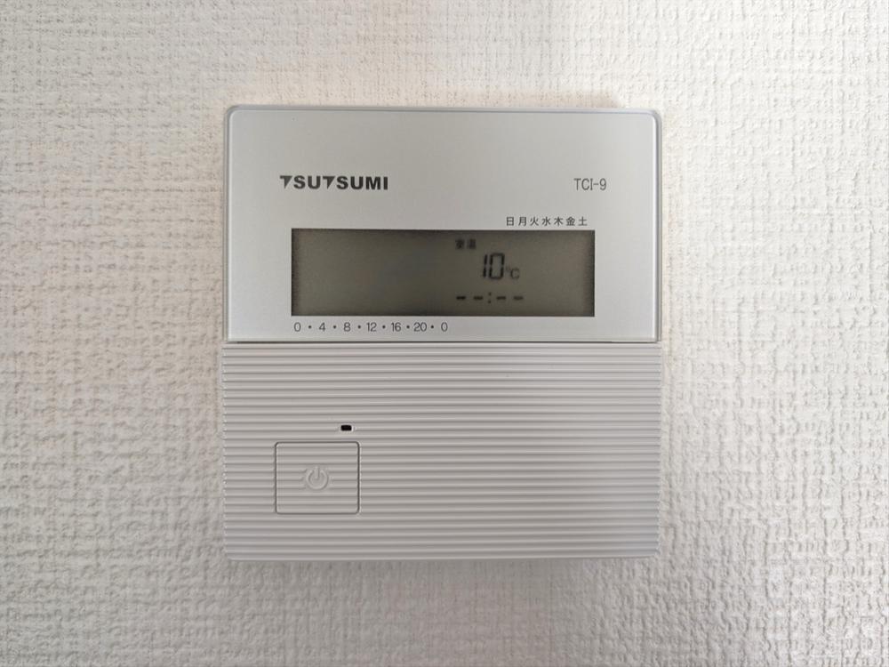 足元を均一に温めてくれる電気式の床暖房です。エアコンの風などが苦手な方にも嬉しい設備です。（2025年2月撮影）