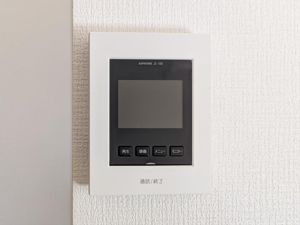 留守中の来訪者画像をモニター親機に自動で録画・保存できます。帰宅後にモニター画面で確認できる防犯性に優れた安心のシステムです。（2025年2月撮影）