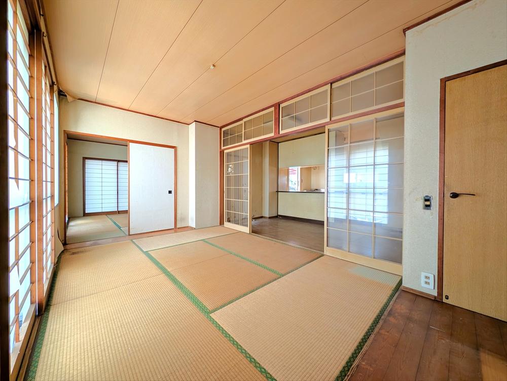 【1階和室-ダイニング横】キッチンやダイニングからも見やすく開放感のある和室です♪続き間の和室と合わせればさらに広々とした空間になります♪（2025年3月撮影）