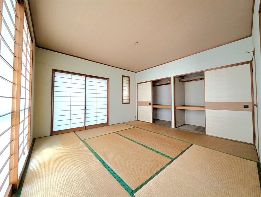 【1階和室-南側】押し入れが2か所にある和室です♪季節の家電やお布団の収納場所にも困りません♪（2025年3月撮影）