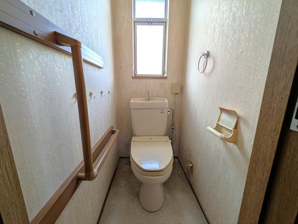 【1階-トイレ】トイレは1階と2階の両方にございます♪1階のトイレには手すりが付いているので、足腰の弱い方でも安心です♪（2025年3月撮影）