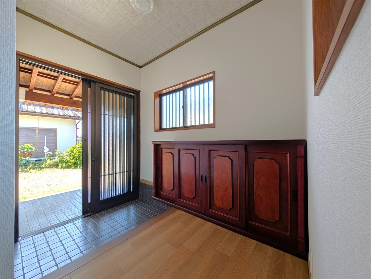 【リフォーム後玄関】大人が二人並んでもゆとりのある広々とした玄関です♪朝の忙しい時間でも順番待ちをせずに済みます♪（2025年7月撮影）