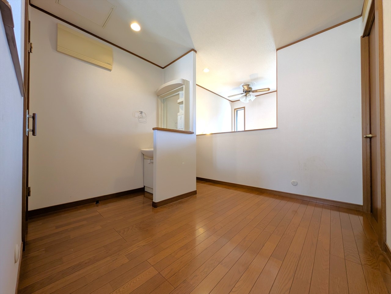 【2階ホール】2階にも洗面台がございます♪2階のトイレを利用しした後や、朝の身支度に忙しい時間などにも嬉しい仕様です♪（2025年6月撮影）