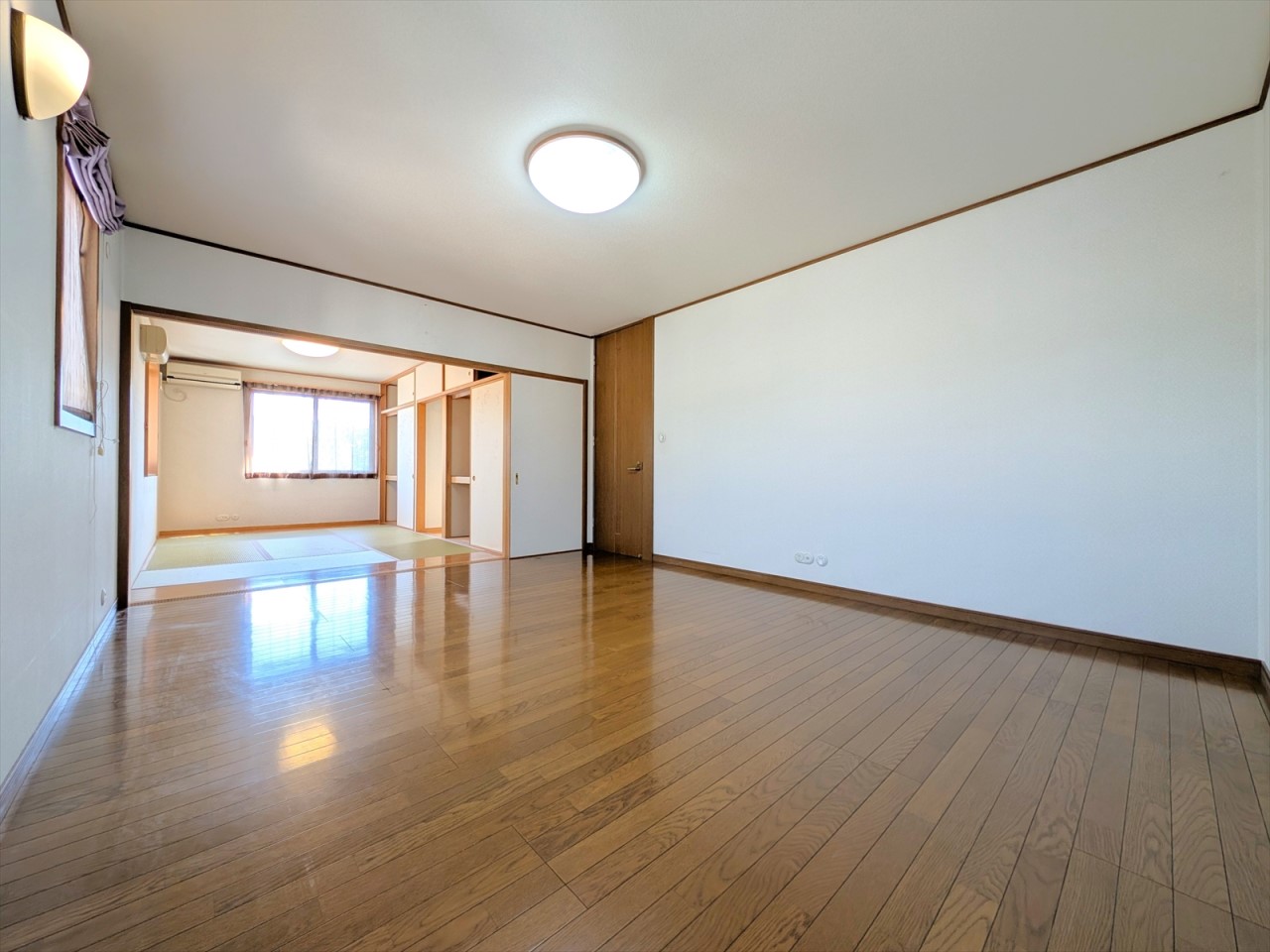 【2階洋室-南東】10帖の広々とした洋室です♪続き間の和室と合わせると16帖の広々空間になるので、お子様の遊び場所にもおすすめです♪（2025年6月撮影）