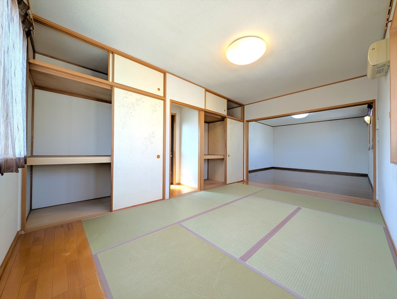 【2階洋室-和室】2階にも和室がございます♪畳と窓から差し込む光が、温かみある空間にしてくれるので、寝室としてもおすすめです♪（2025年6月撮影）