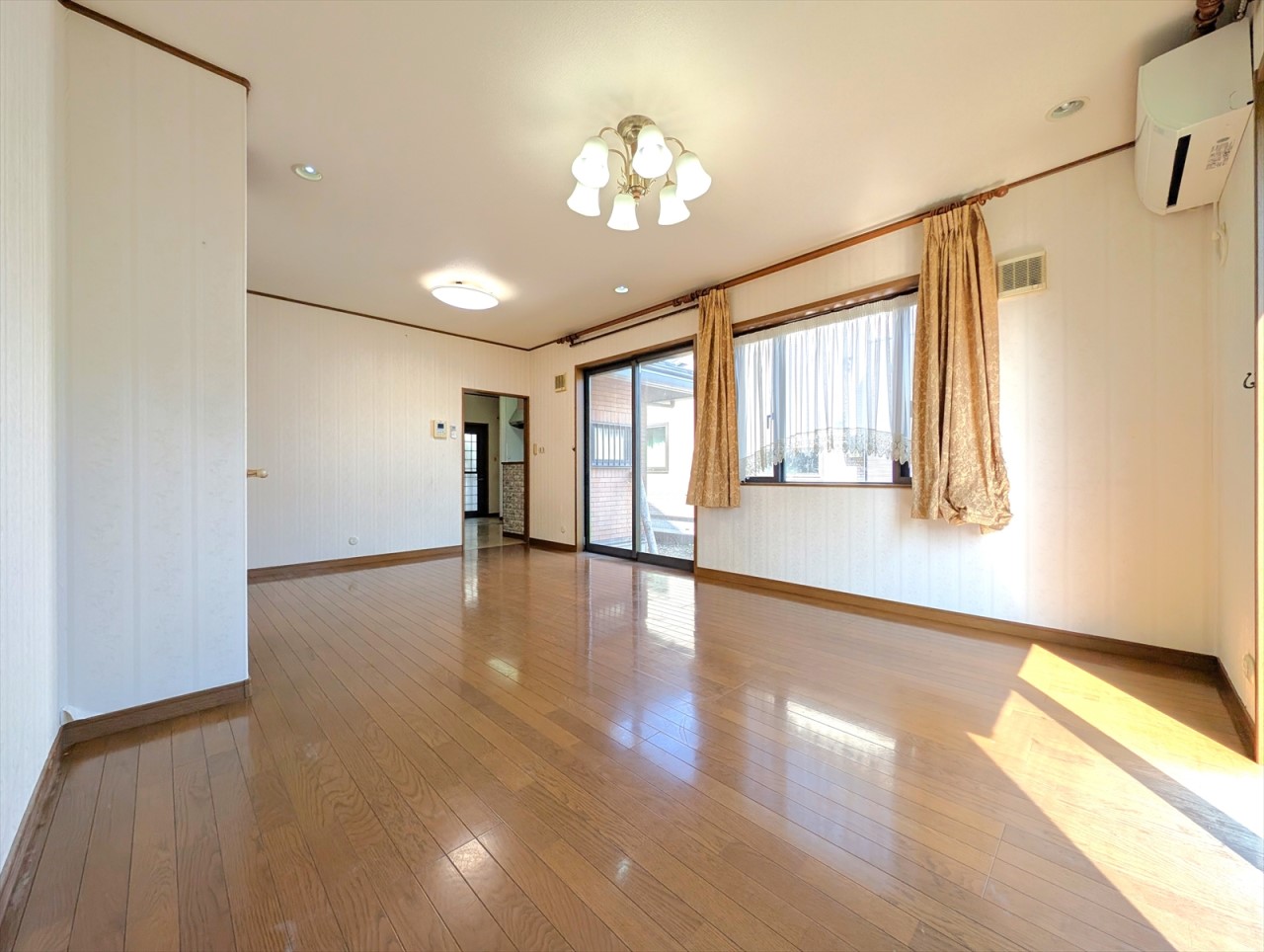南側と東側に窓がある広々としたリビングです♪お部屋の隅まで光が差し込むので、より広く明るい印象にしてくれます♪（2025年6月撮影）