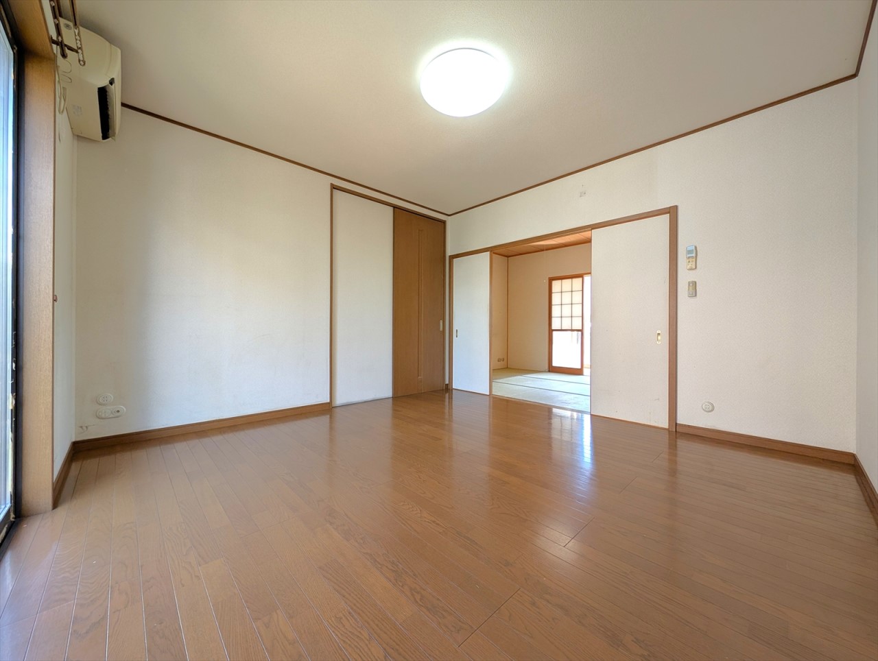 【1階洋室】8帖の広々とした洋室です♪続き間の和室と合わせると14帖の広々空間になるので、来客時でもゆったりと過ごせます♪（2025年6月撮影）