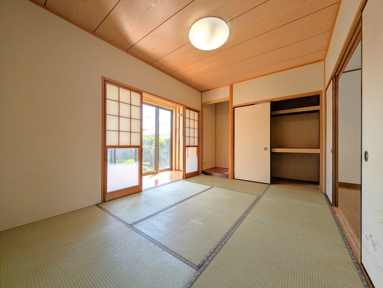【1階和室】玄関横にある和室なので客間にも便利です♪押入れがあるので、お布団や季節の家電などもすっきりとしまえます♪（2025年6月撮影）