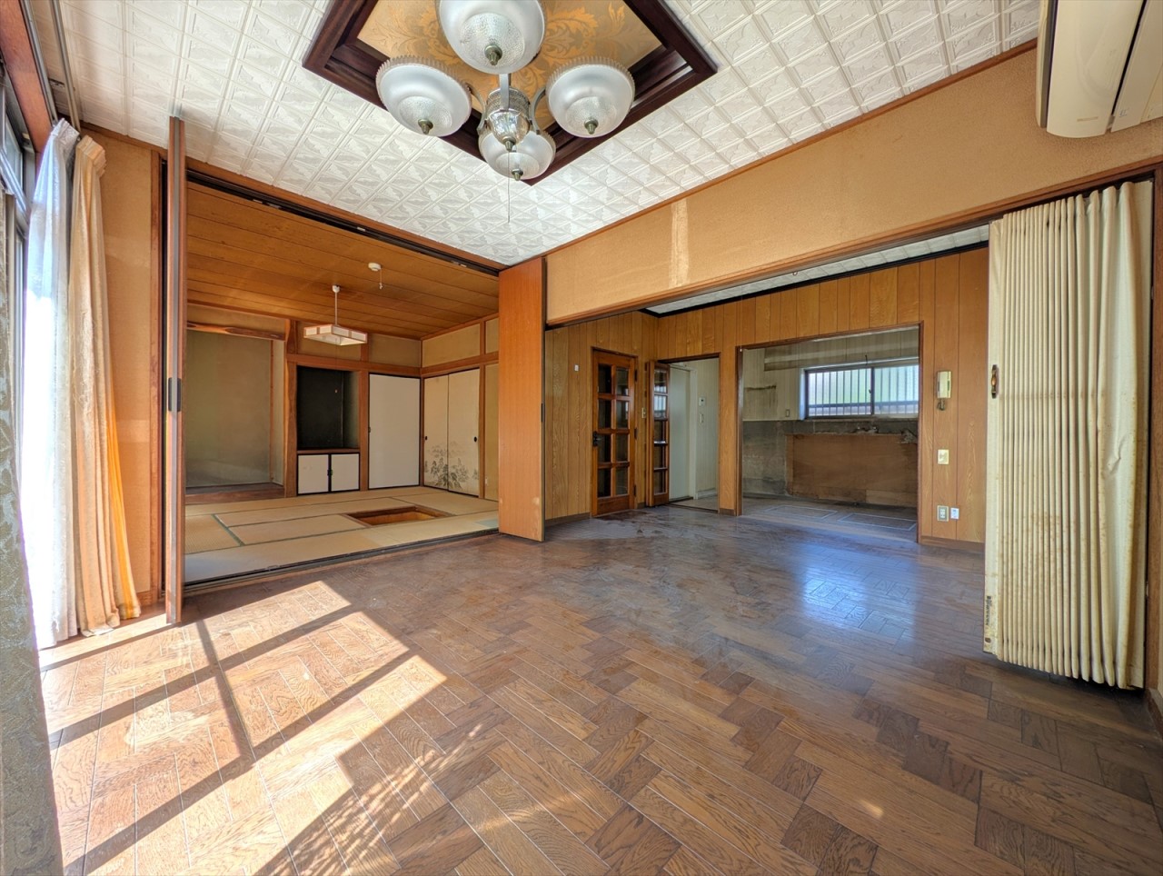 一部壁を撤去して16帖の広々リビングにリフォーム予定です♪（※リフォーム前の写真です）