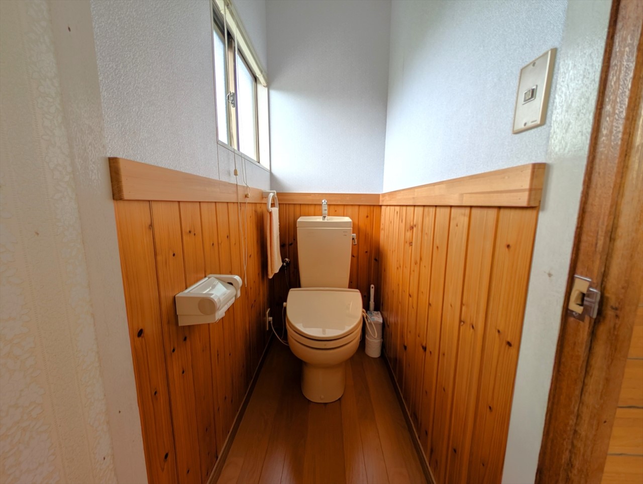 ２Fトイレ。トイレが2か所あるので便利です！！（※リフォーム前の写真です）
