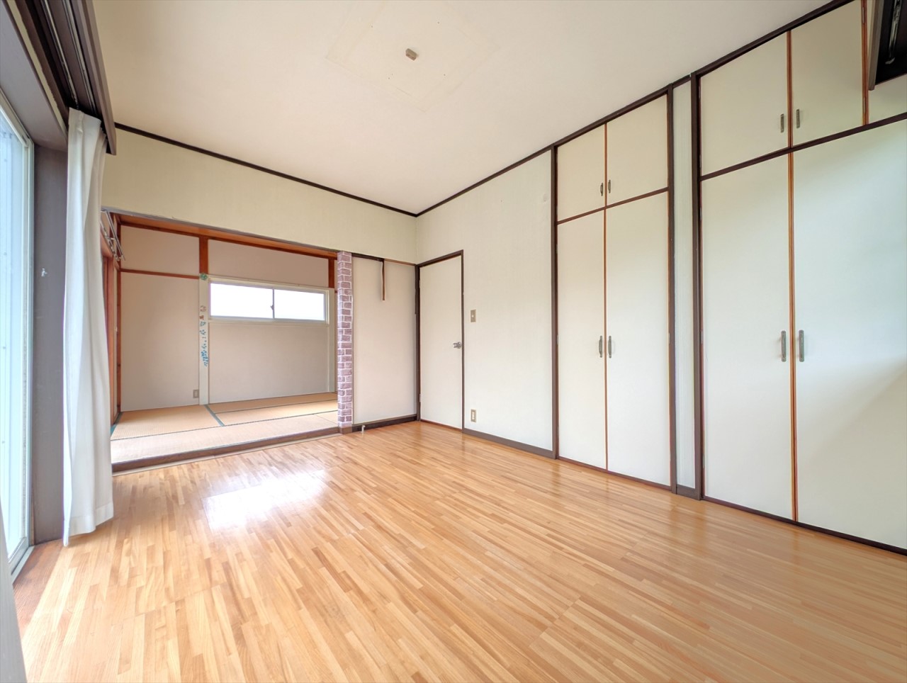 ２F洋室（現地内観2025.8月撮影）※リフォーム前の写真です。
