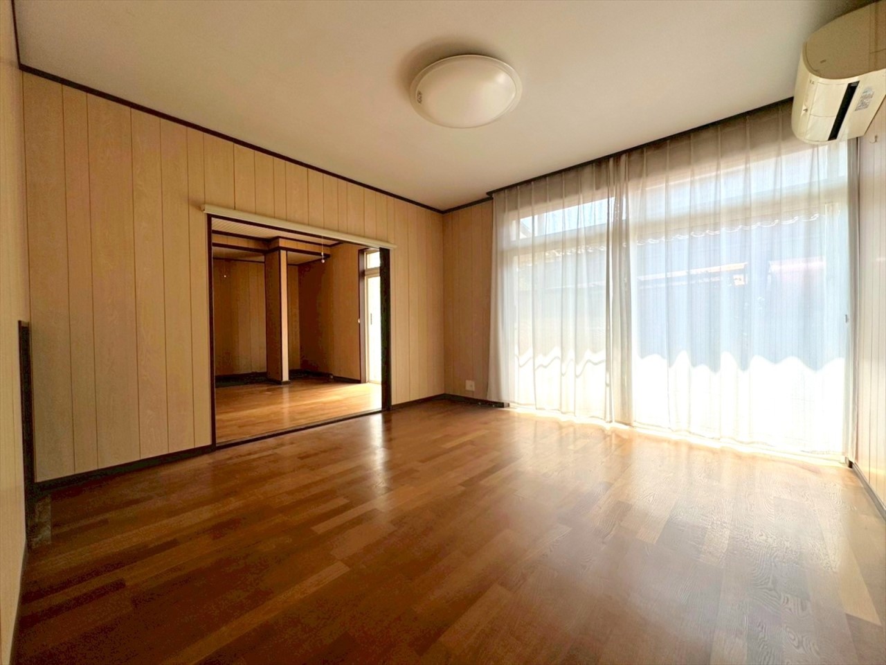 大きな窓から沢山光が降り注ぐ１F洋室♪（現地内観2025.8月撮影）※リフォーム前の写真です。