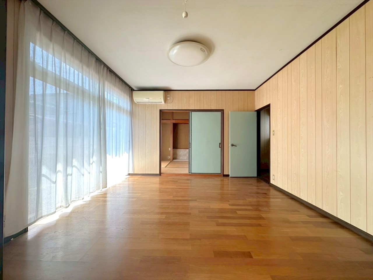 明るく過ごしやすい居室（現地内観2025.8月撮影）※リフォーム前の写真です。