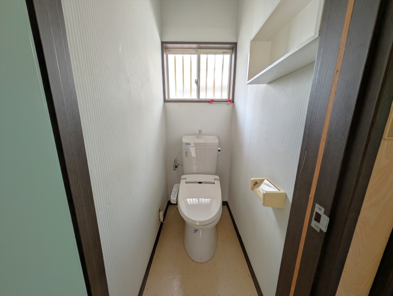 トイレは交換予定です♪（現地内観2025.8月撮影）※リフォーム前の写真です。
