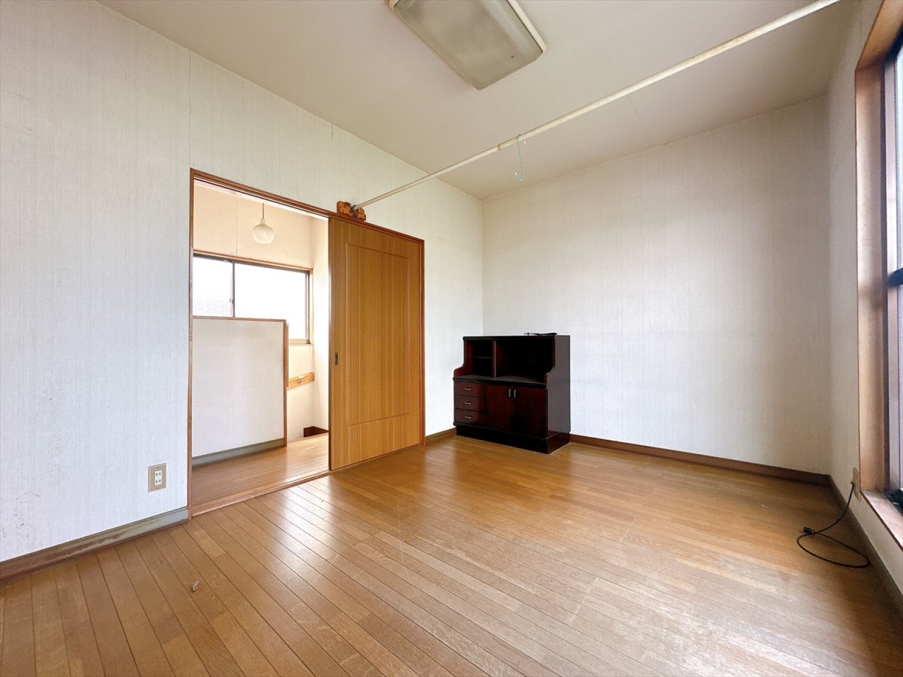 《2階洋室-中央》南東向きの洋室なので、お部屋の隅まで光が差し込みいつでも明るい印象にしてくれます♪(2025年8月撮影)※リフォーム前写真