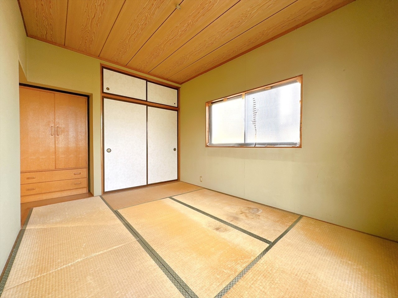 《2階和室》2階にも和室がございます♪畳と窓から差し込む光が、温かみある空間にしてくれます♪(2025年8月撮影)※リフォーム前写真
