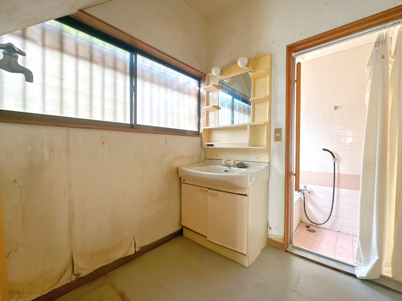 洗濯機を置いてもゆとりある広さの洗面脱衣室です♪洗面台には小物がしまえる収納スペースもございます♪(2025年8月撮影)※リフォーム前写真