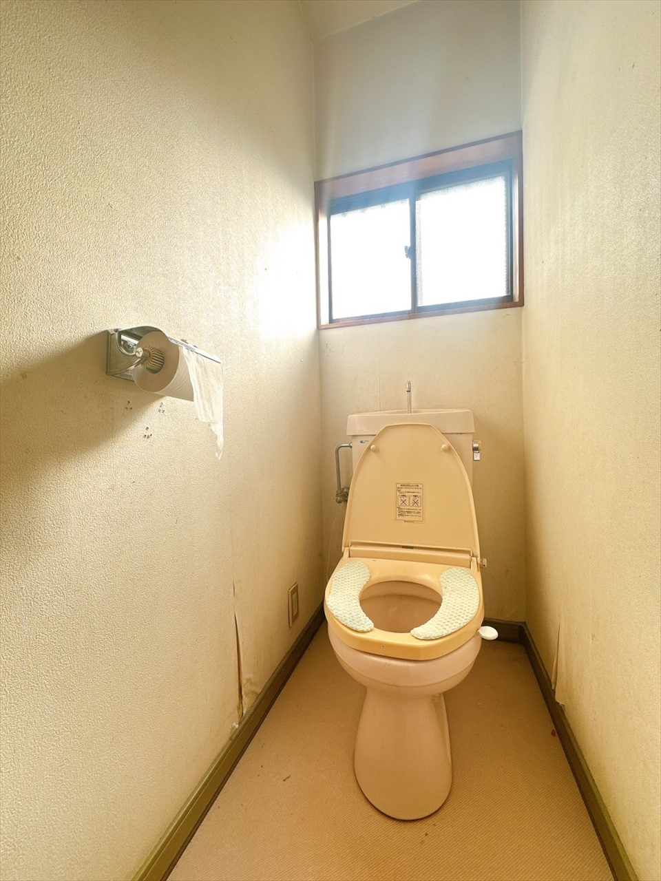 階段近くのトイレで2階からも行き来しやすくなっています♪窓付きなので空気の入れ替えも楽ちんです♪(2025年8月撮影)※リフォーム前写真