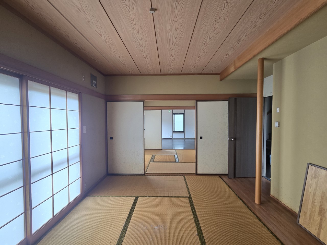 １F6帖の和室♪玄関の近くにあるので客間としても使えます♪※現況販売となります。2025.9月撮影