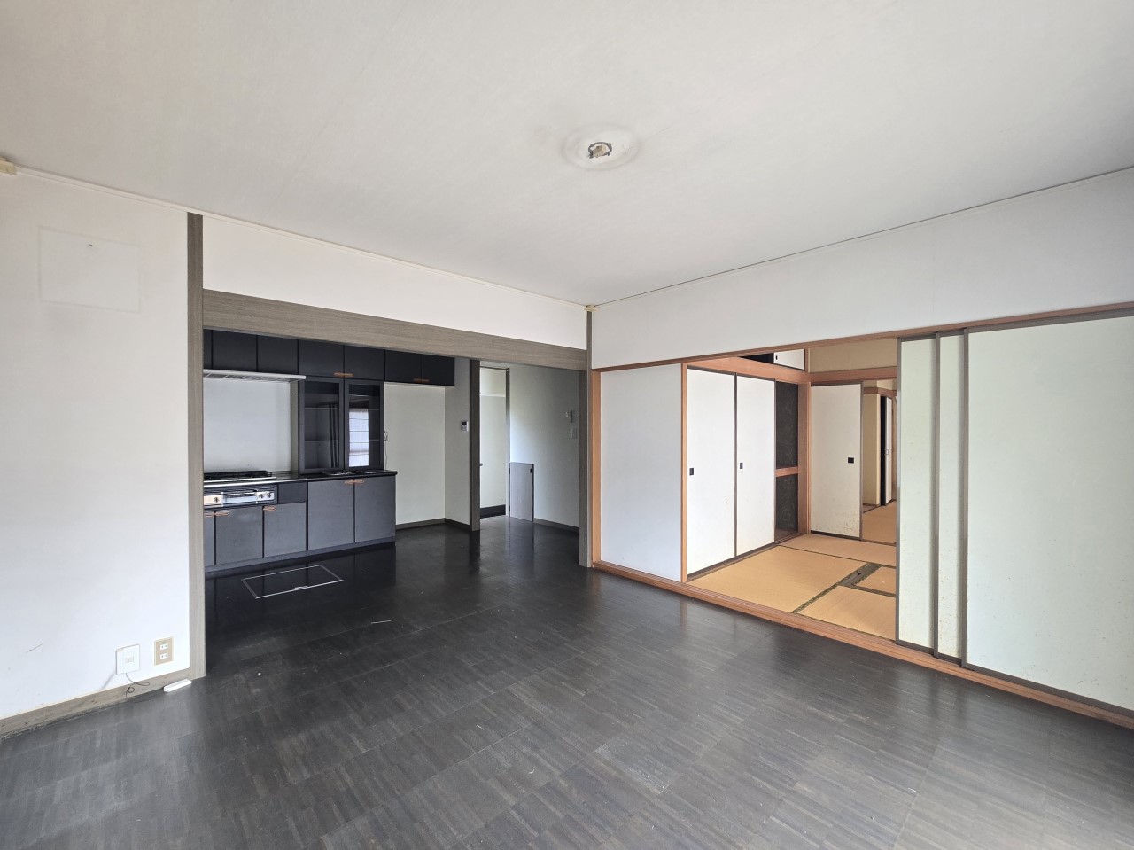 LDKと和室が全て続き間なので、１F全室を繋げて広く使うことができます♪※現況販売となります。2025.9月撮影