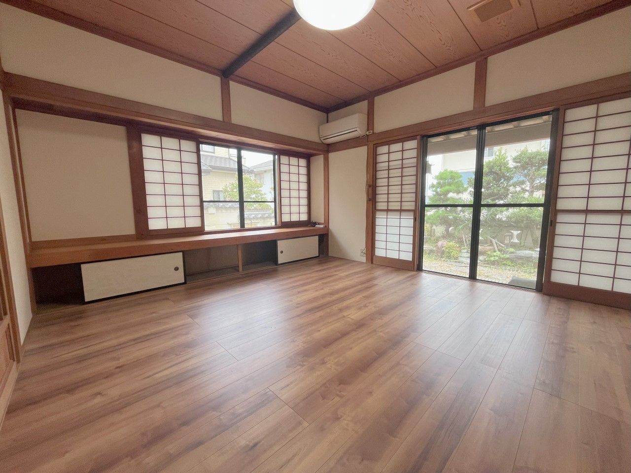 ソファーやテーブルを置いても充分な広さを保てます♪※リフォーム前の写真です。（２０２５．９月撮影）