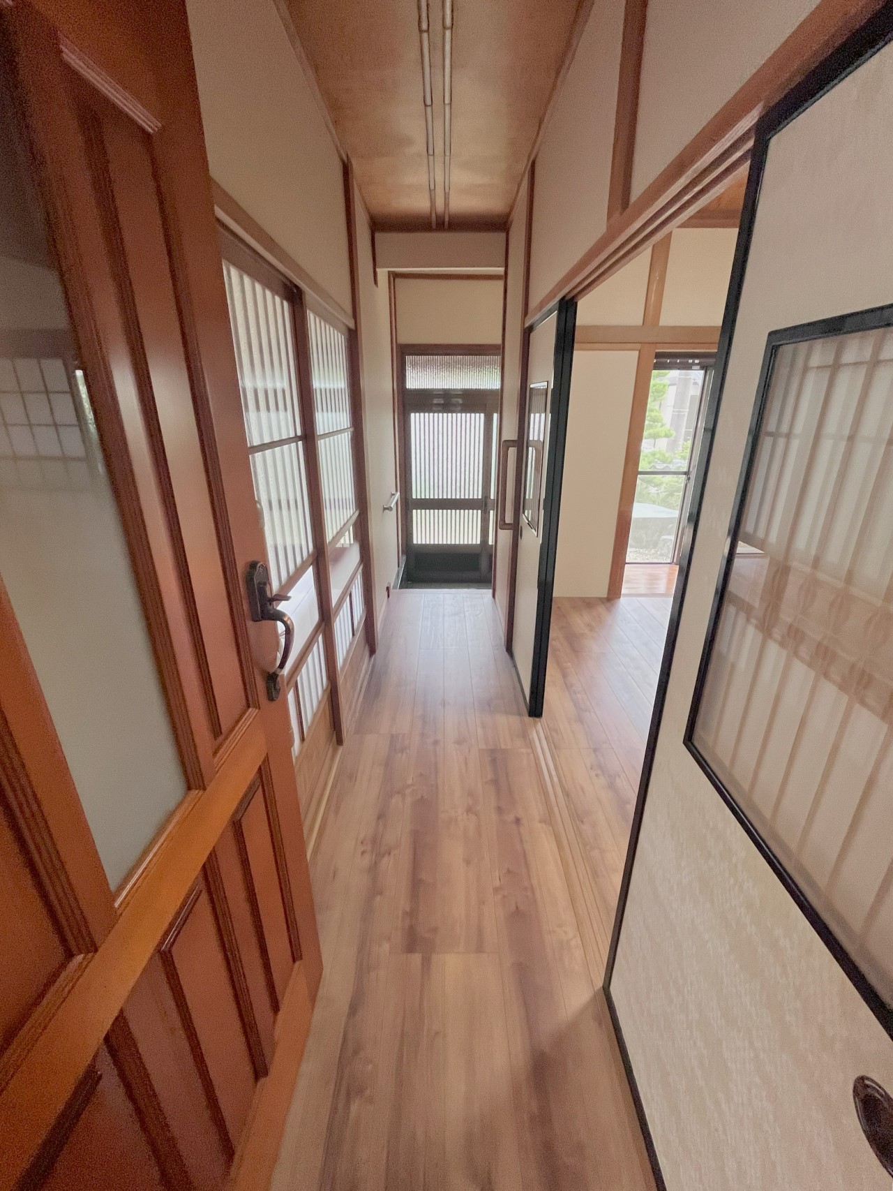 玄関から繋がる明るい廊下♪※リフォーム前の写真です。（２０２５．９月撮影）