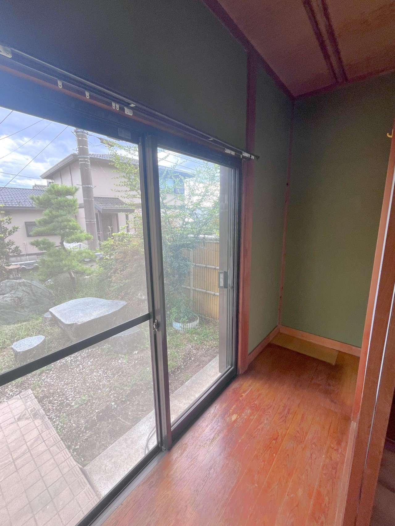 みんなで日向ぼっこできる、日当りの良い縁側♪※リフォーム前の写真です。（２０２５．９月撮影）