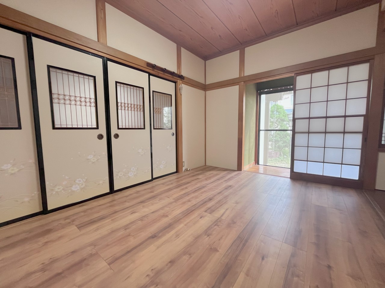 6帖の洋室の南側には縁側があるので明るく開放感があります♪※リフォーム前の写真です。（２０２５．９月撮影）