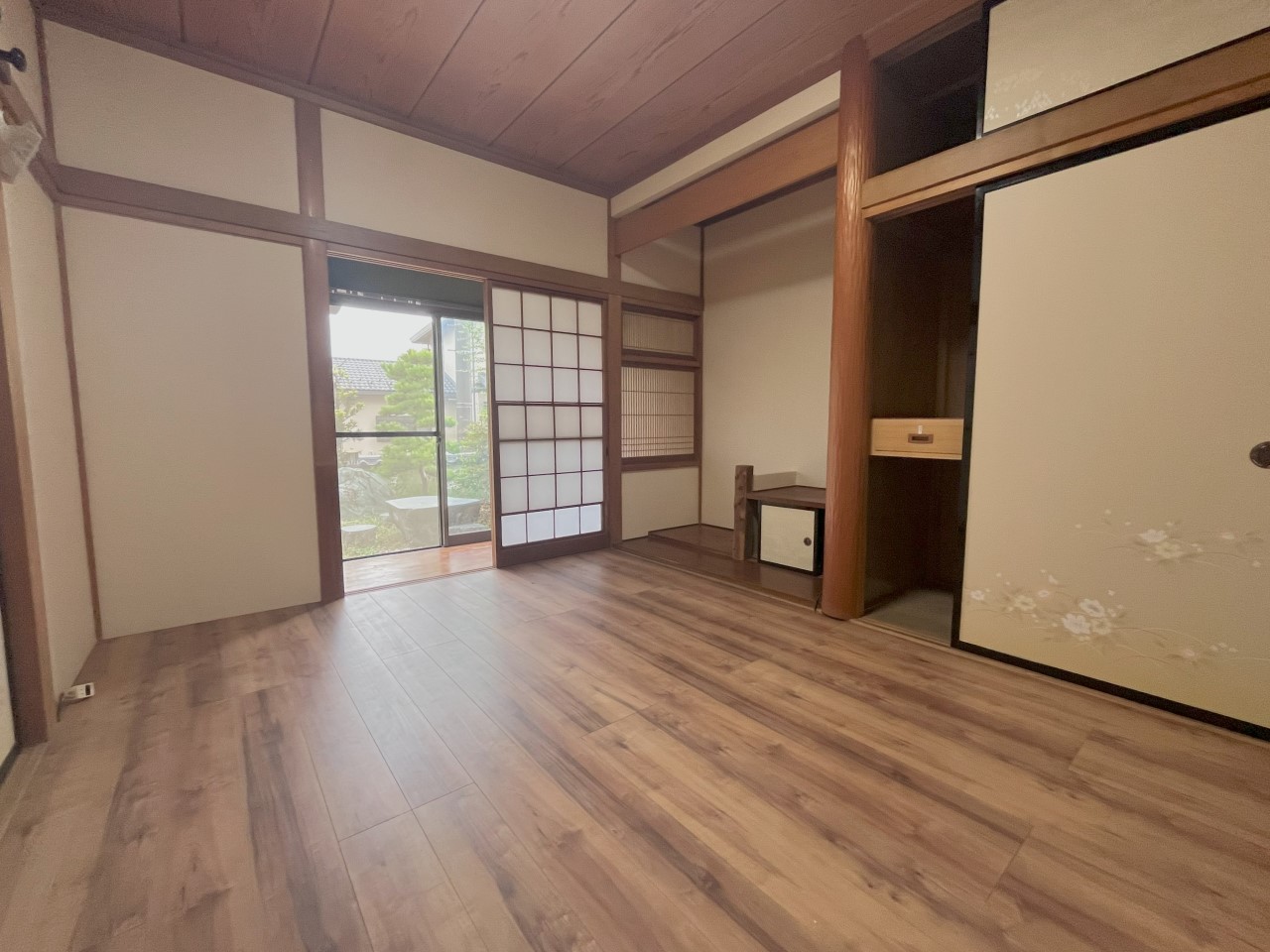 広さがあるので家具を置いてもゆったりと過ごせます♪※リフォーム前の写真です。（２０２５．９月撮影）