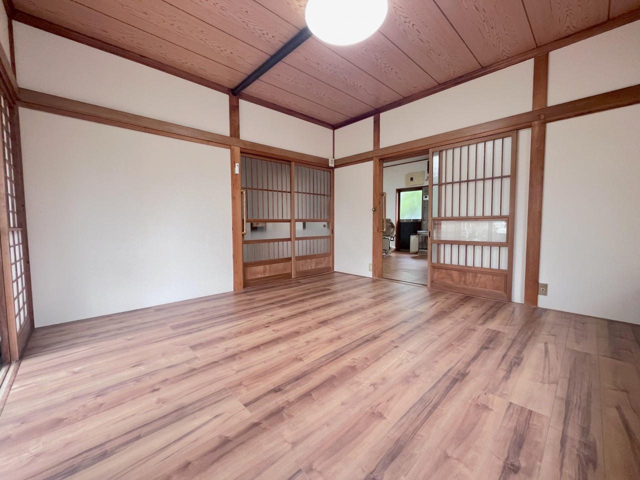 15.3帖の広々としたリビング♪開放感があり過ごしやすい空間です♪※リフォーム前の写真です。（２０２５．９月撮影）