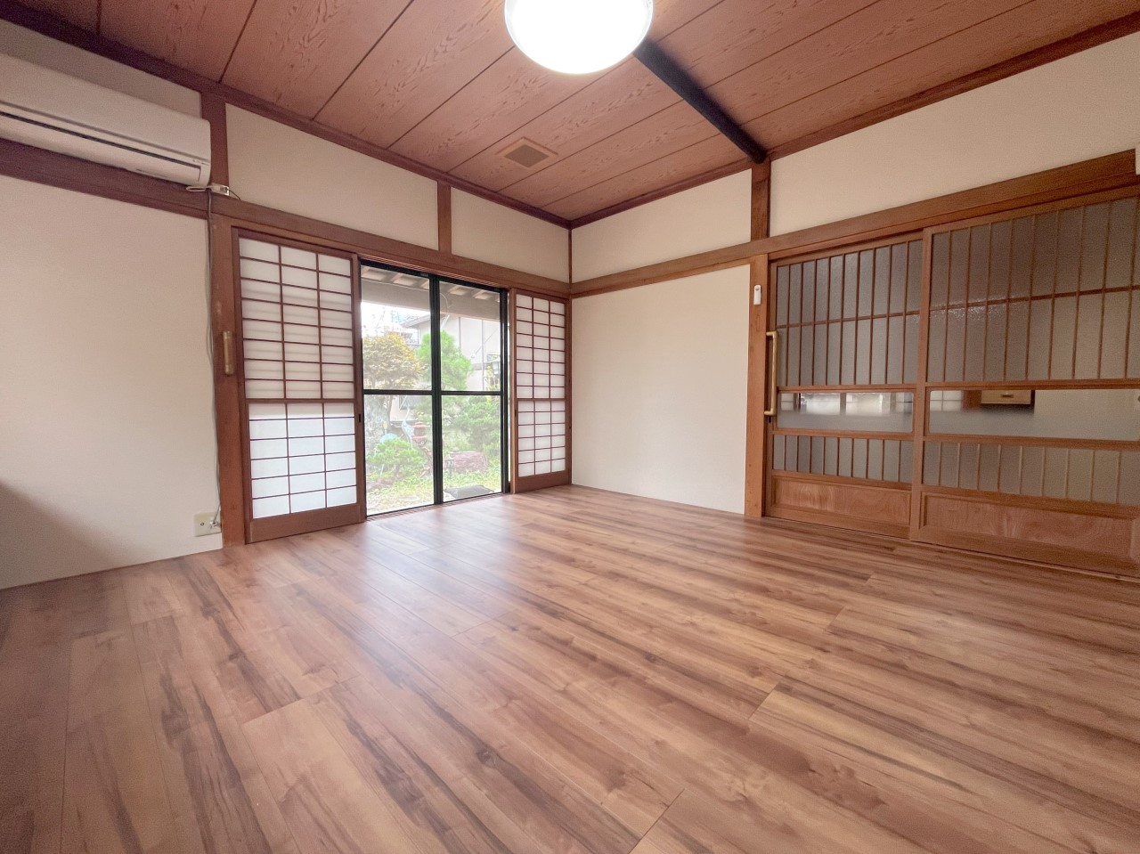 大きな窓が2方向にあり採光・通風など充分にとれます♪※リフォーム前の写真です。（２０２５．９月撮影）