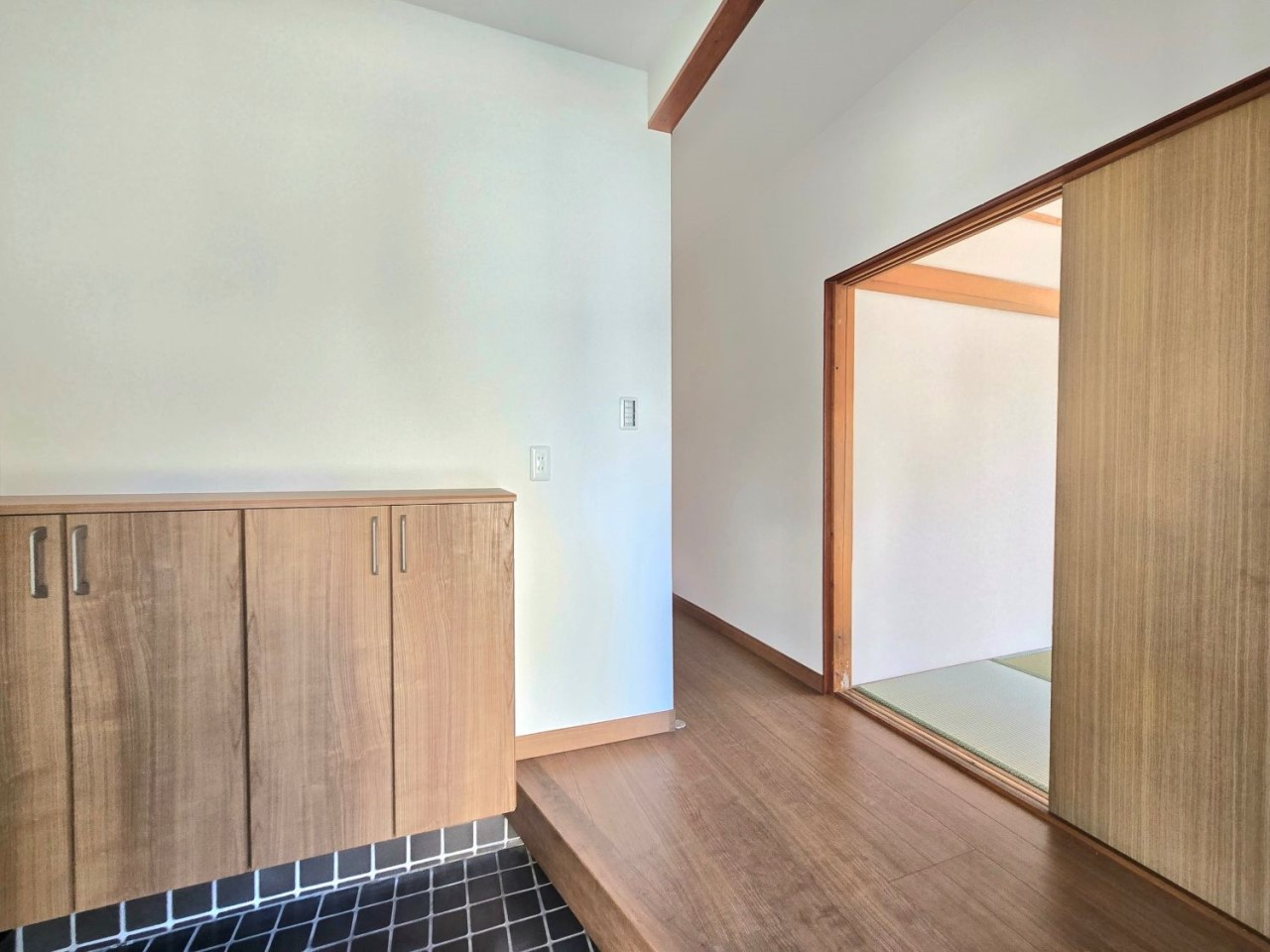 新しい玄関収納に交換しました♪玄関周りをすっきり保てます♪※リフォーム後写真（2026年3月撮影）