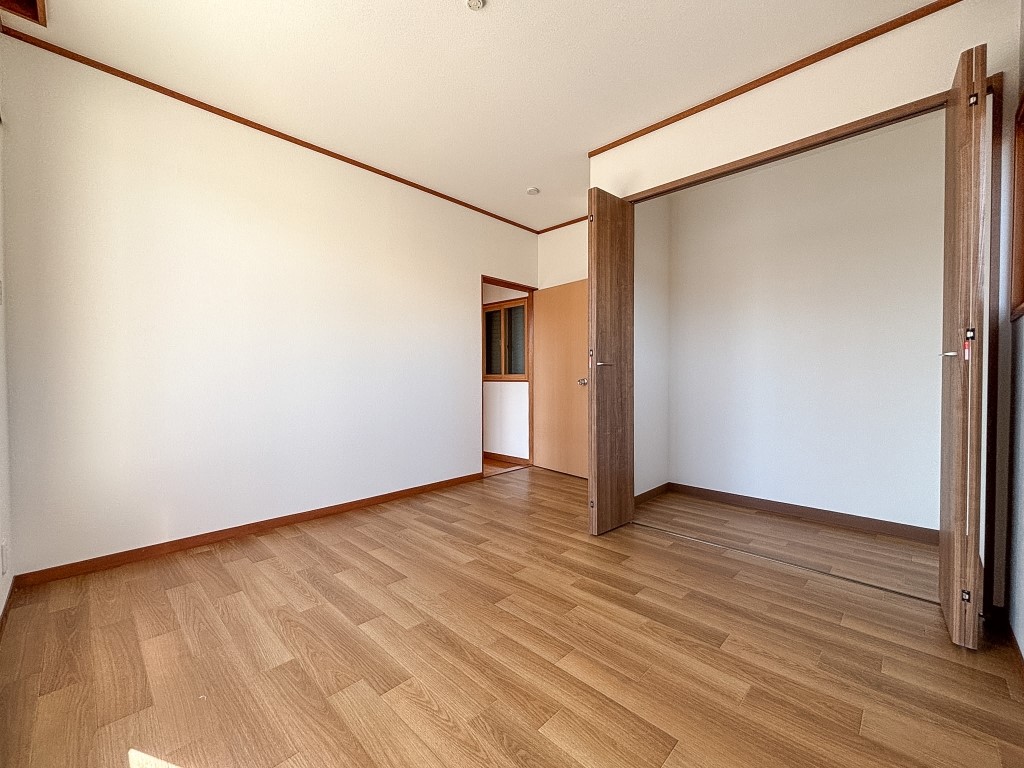 【リフォーム後　２F洋室】大きな収納付きでお部屋を広く使えます♪※2026年2月撮影
