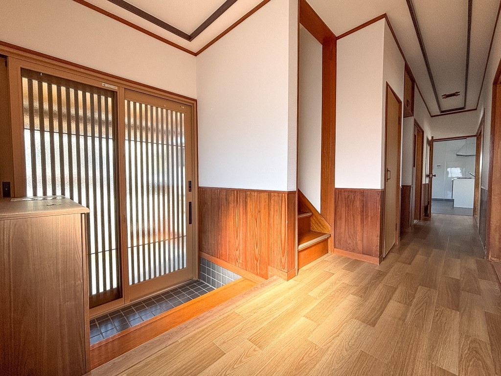 【リフォーム後　玄関】日当たりの良い玄関で帰宅時を明るくお出迎え♪※2026年2月撮影