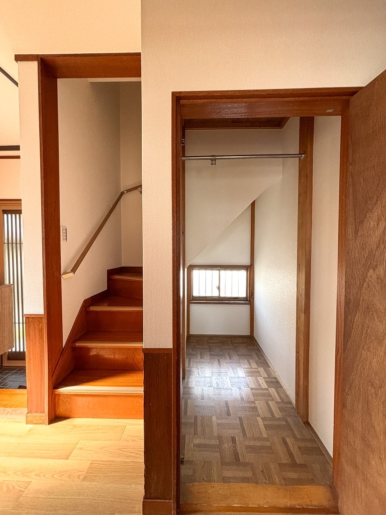 【リフォーム後　収納】階段横の収納は物干しラック付きで上着などの収納も可能♪※2026年2月撮影