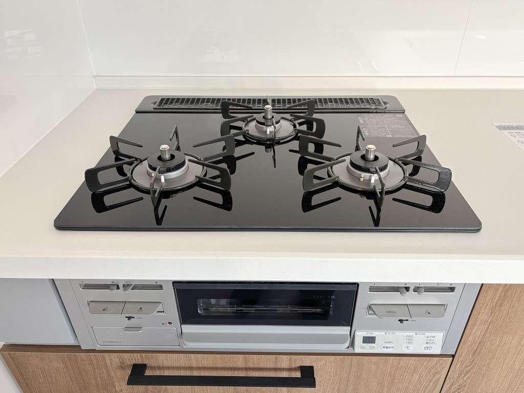 【リフォーム後　キッチン】3口のガスコンロで料理がはかどります♪※2026年2月撮影