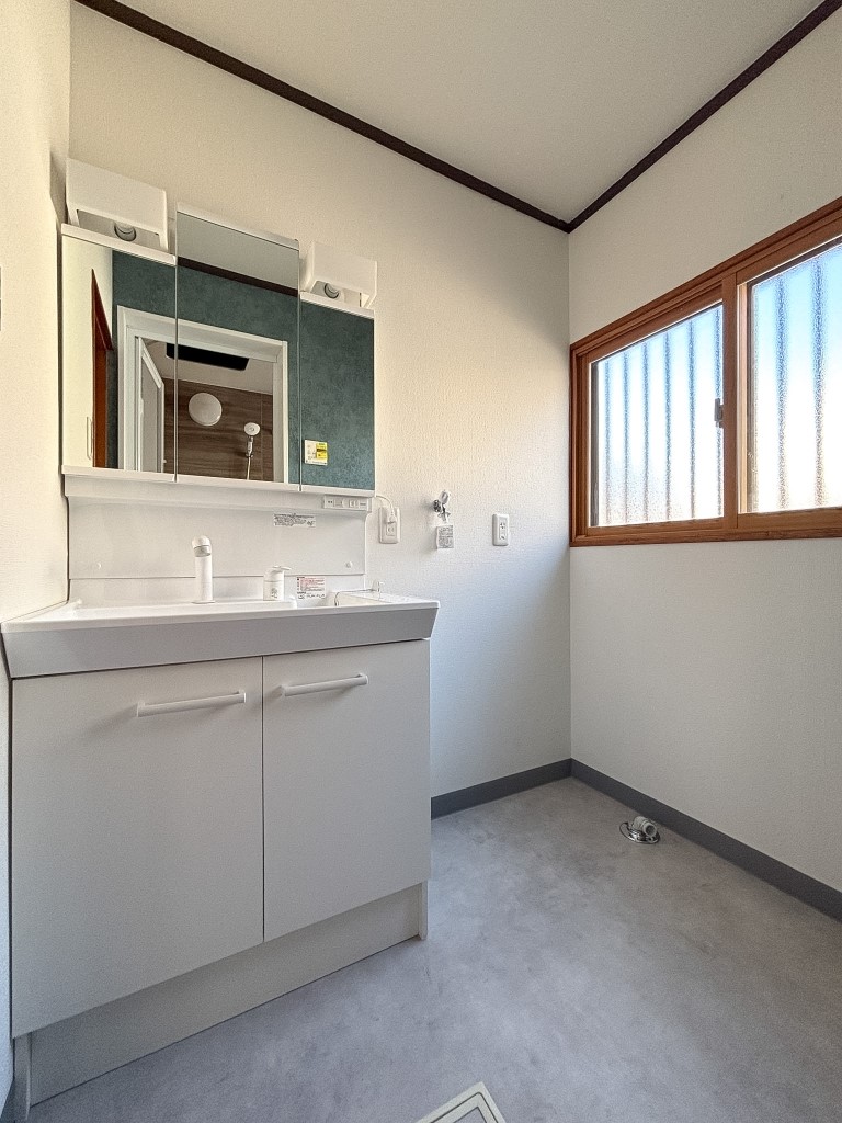 【リフォーム後　洗面所】窓付き洗面所で湿気がこもらず、毎日清潔な空間を保ちます♪※2026年2月撮影