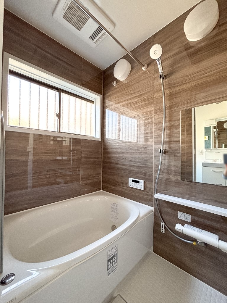 【リフォーム後　浴室】窓付きですぐに換気ができ、カビができにくくなります♪※2026年2月撮影