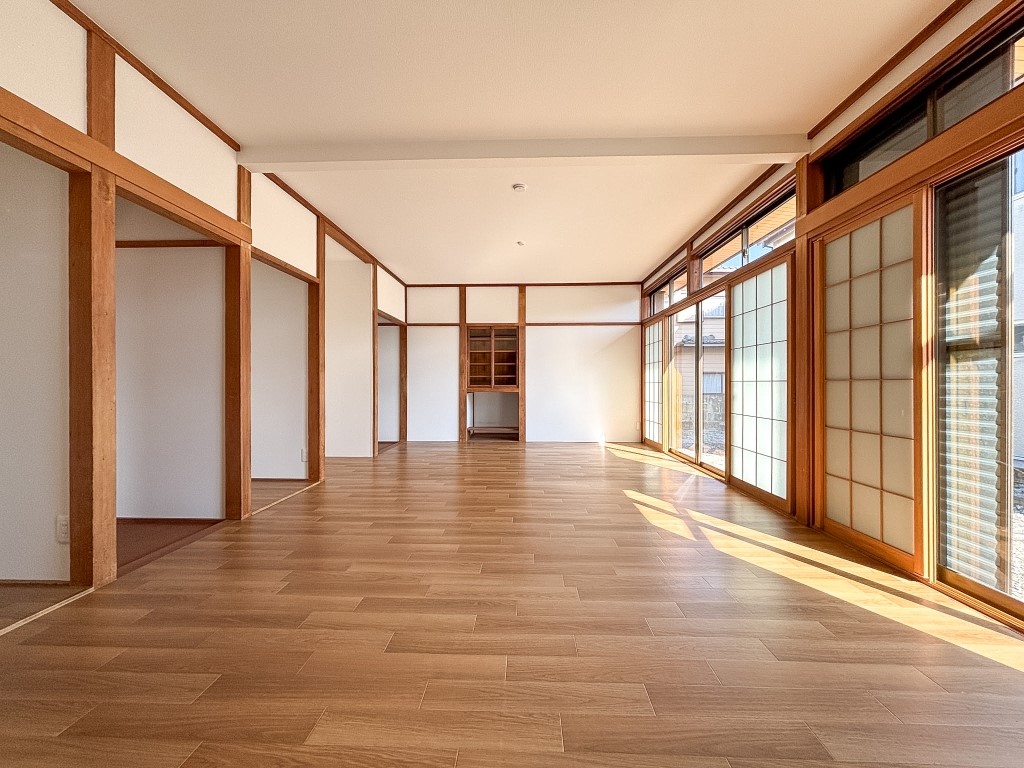 【リフォーム後　リビングダイニング】日当たりのよい14帖の広々空間です♪※2026年2月撮影