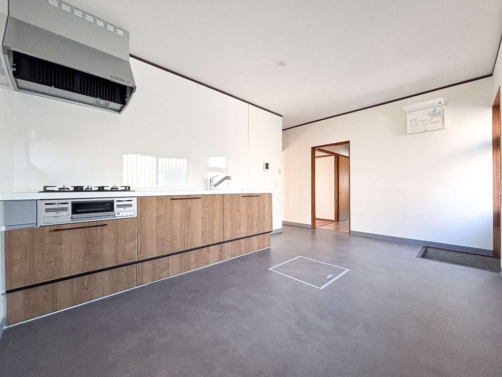 【リフォーム後　キッチン】程よく自然光が差し込む8.5帖の広々キッチンです♪※2026年2月撮影