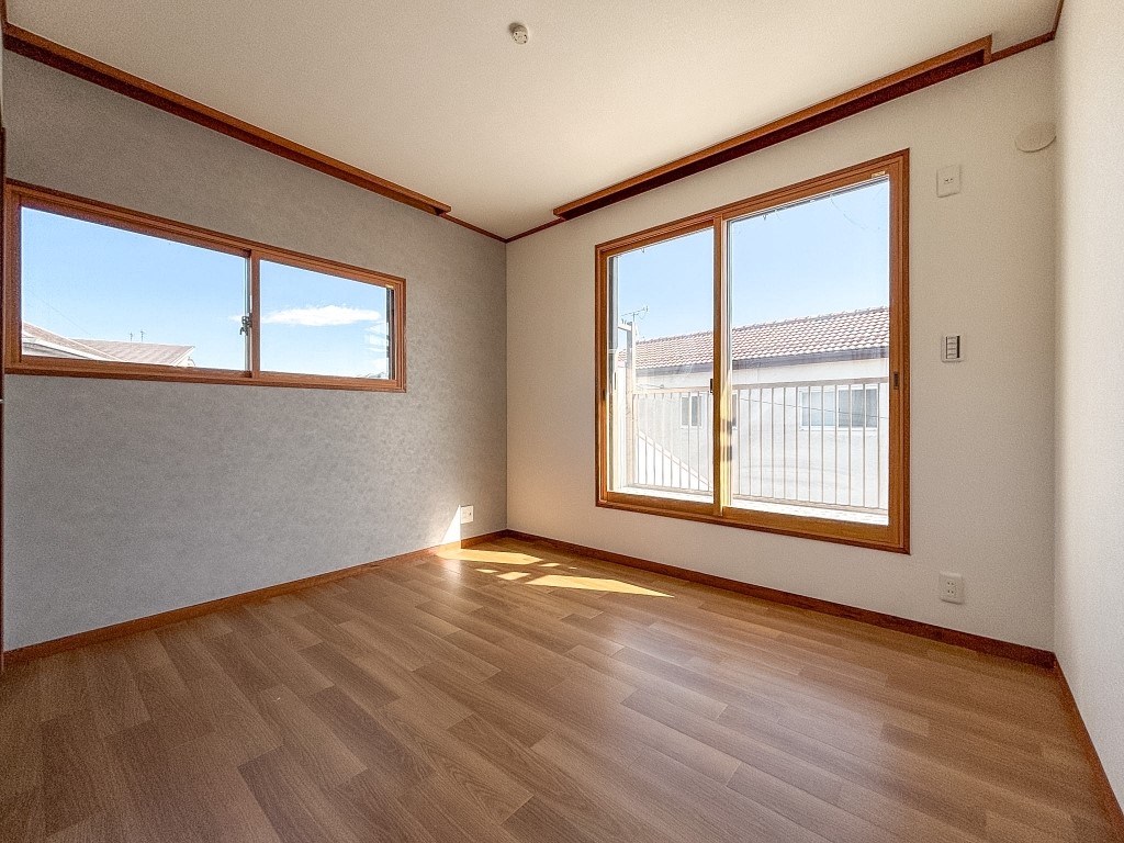 【リフォーム後　２F洋室】バルコニー付きの洋室でお洗濯も楽々♪※2026年2月撮影