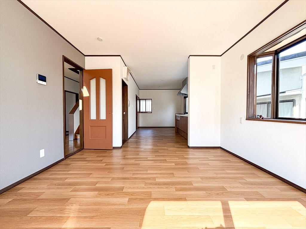 【リビング】2面採光でリビングはいつも明るい光が差し込みます（2026年2月撮影）※リフォーム後写真