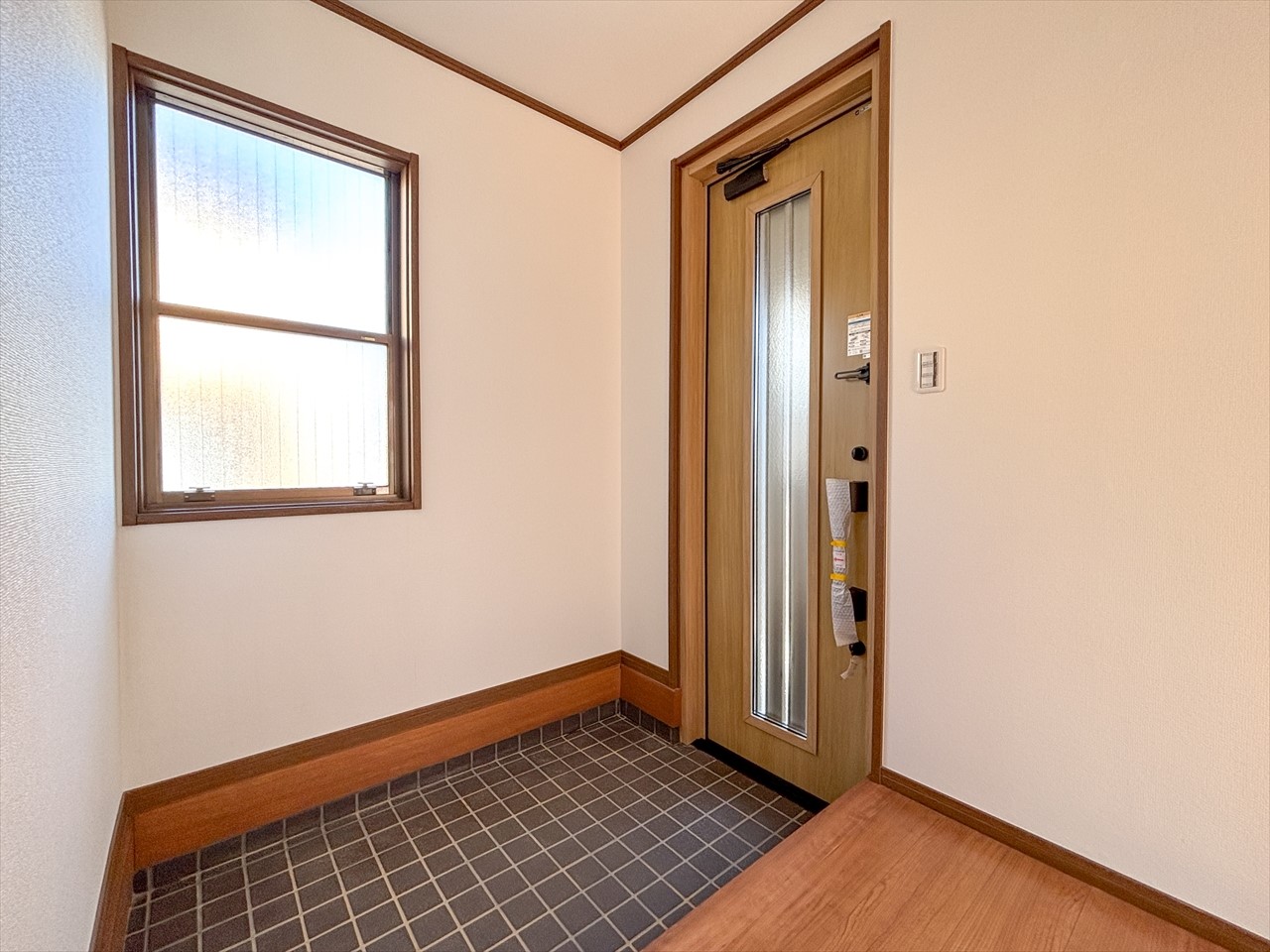 【玄関】大人が二人並んでもゆとりのある広々とした玄関です♪朝の忙しい時間でも順番待ちをせずに済みます♪※リフォーム後写真（2026年2月撮影）