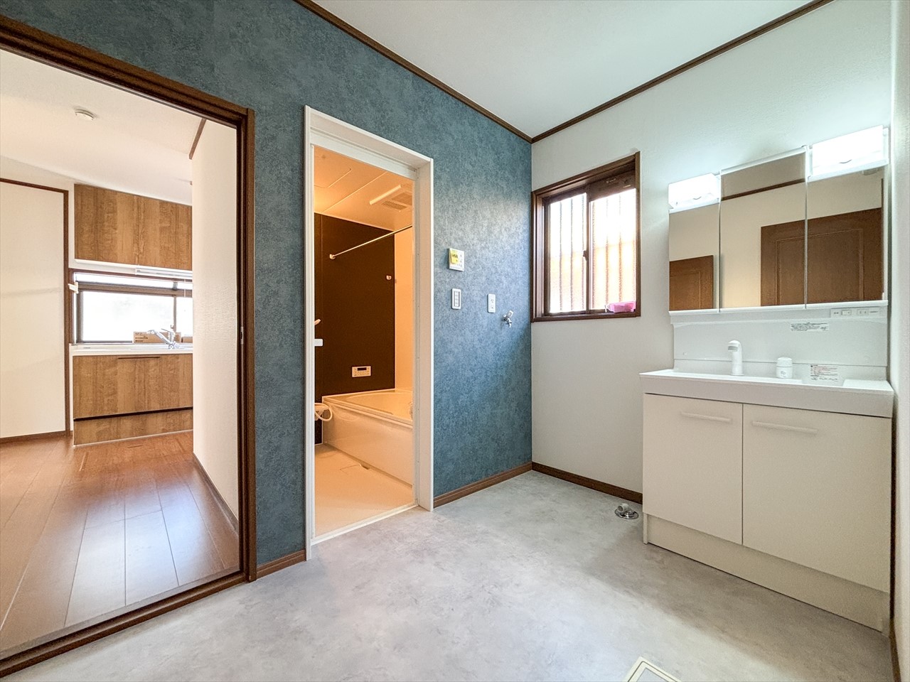 【脱衣所】アクセントクロスの映える脱衣所になりました♪※リフォーム後写真（2026年2月撮影）