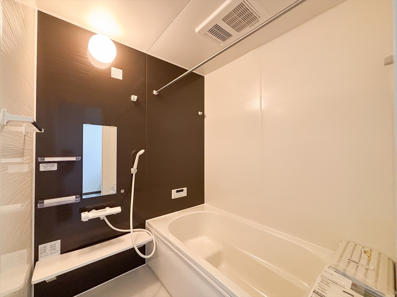 【浴室】浴槽は足を延ばしてリラックスできる十分な広さがあります。※リフォーム後写真（2026年2月撮影）